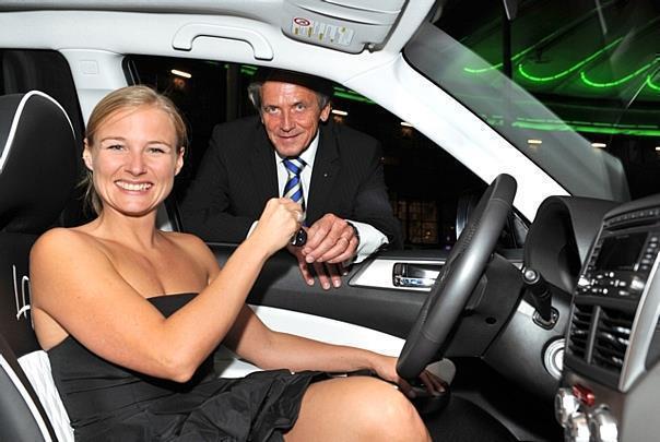 Allrad Lady 2009 Sandra Michel erhielt von Jens Becker, Geschäftsführer Subaru Deutschland GmbH, den Schlüssel zu ihrem Gewinn überreicht: einem Forester 2.0D Lady. Foto: Subaru/auto-reporter.net